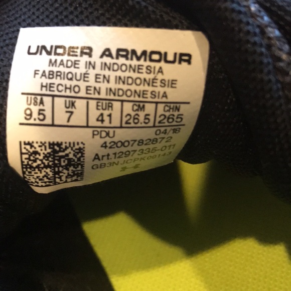NEW Under Armour Metal softball/baseball cleats - Picture 4 of 5